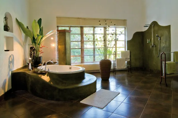 Round bath in the Zanzibar Suite